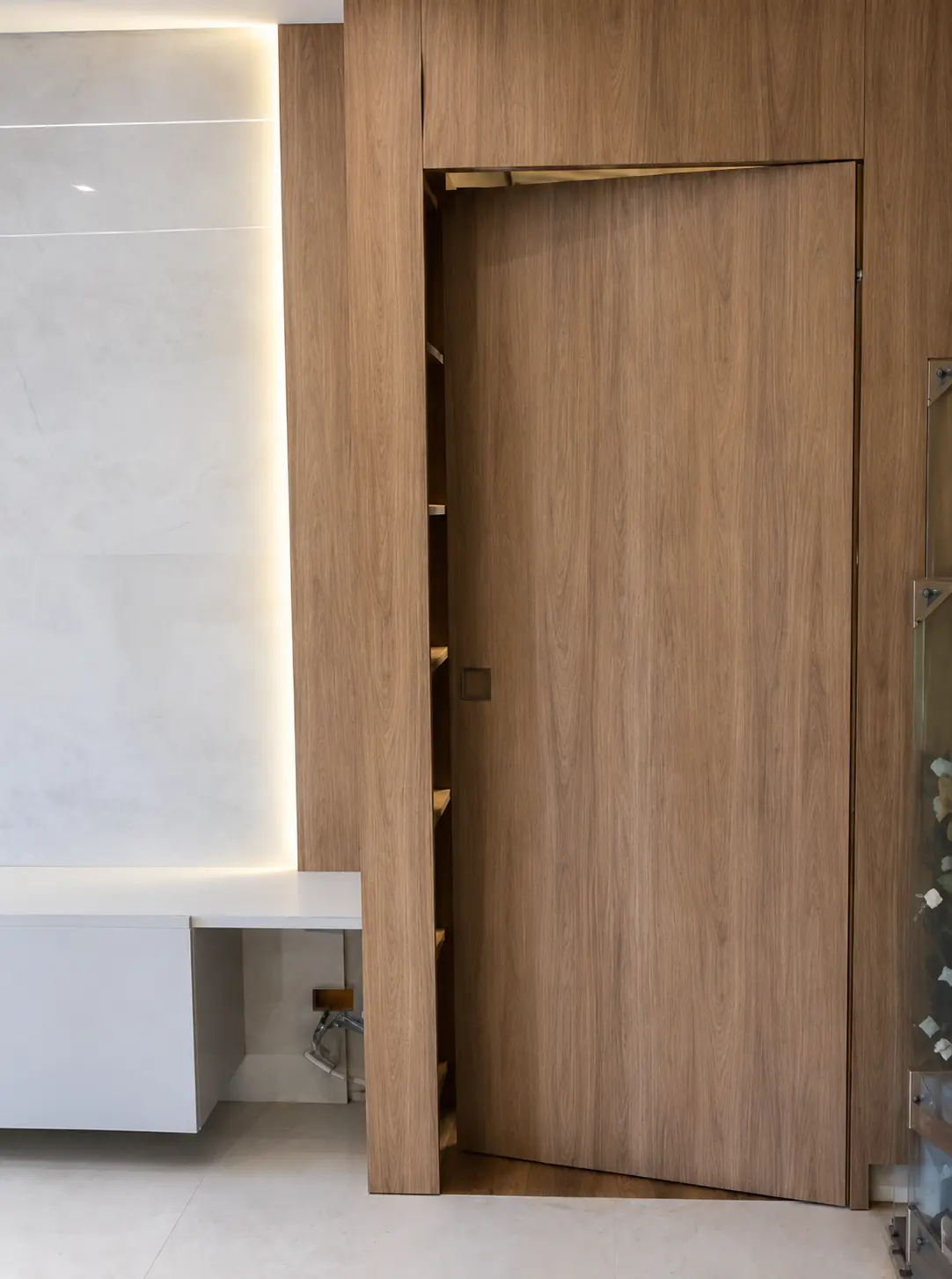 Porta e painel planejados com acabamento amadeirado